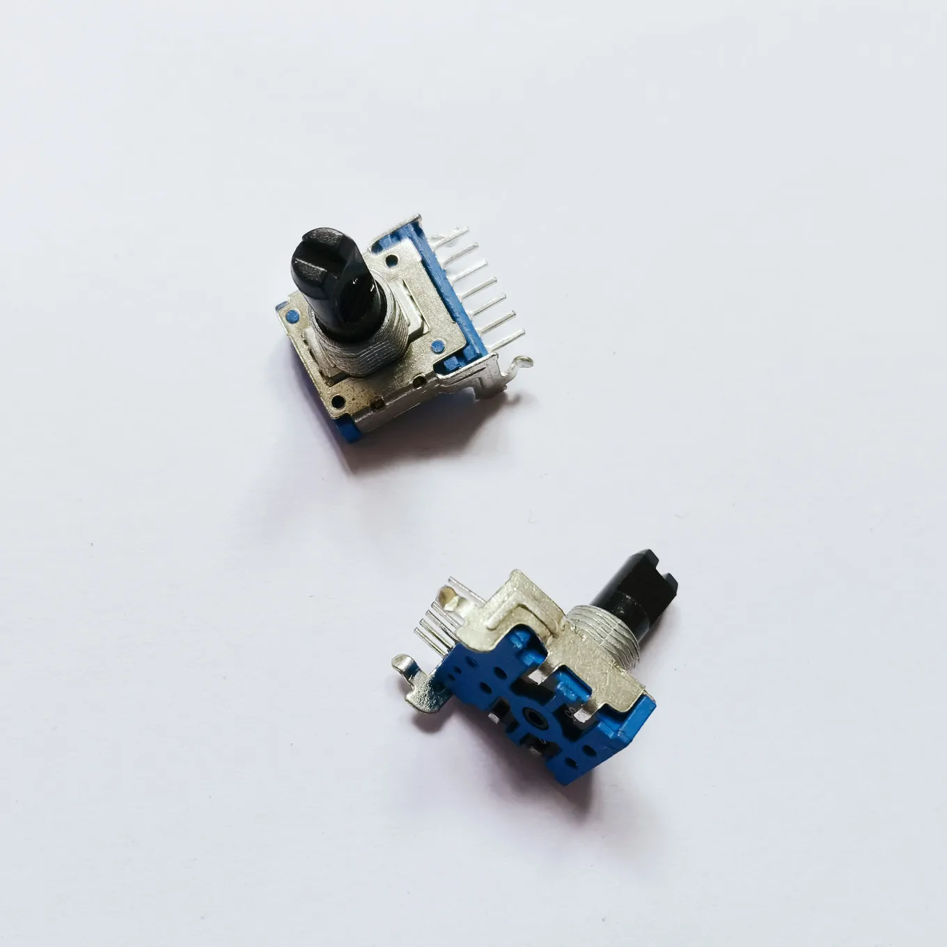 Original new 100% 142 Type horizontal dual potentiometer C502 C5K handle with thread length 15MMF 7pin (SWITCH)