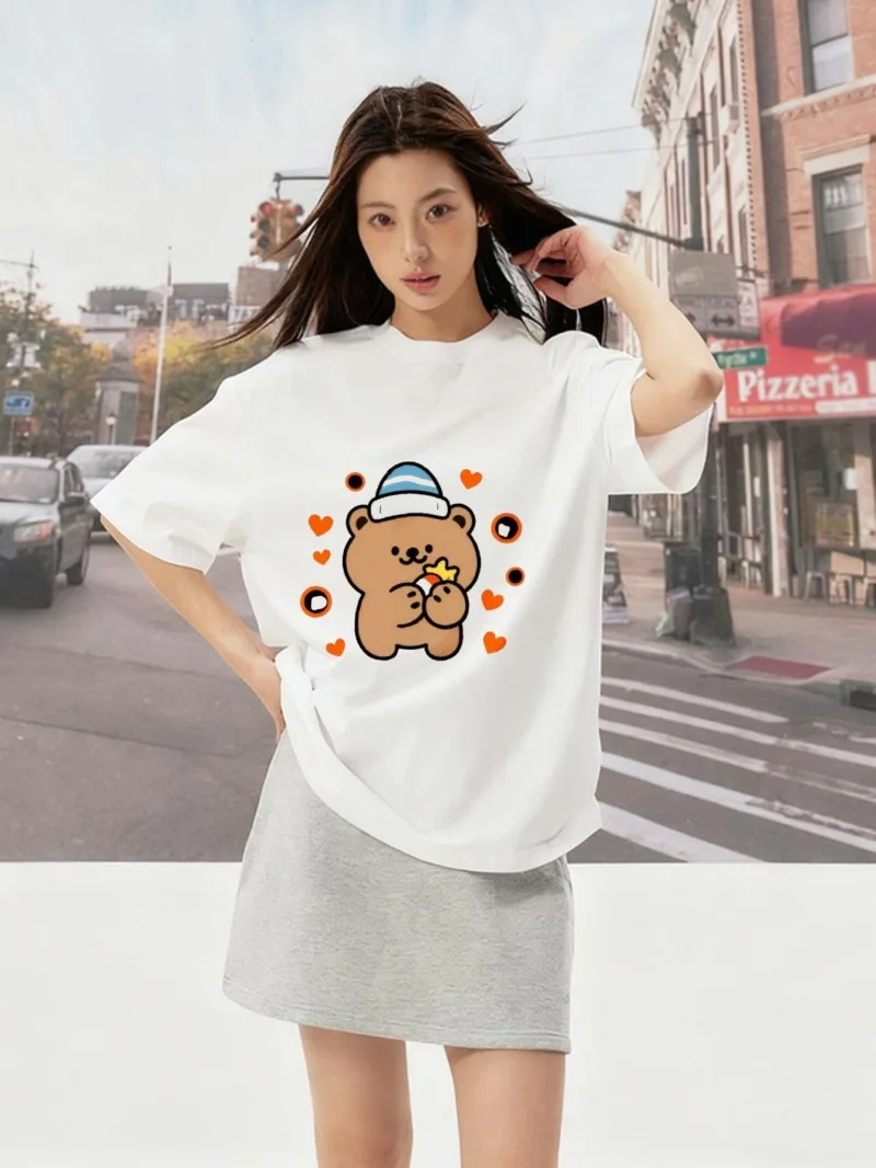 

Женский белый свободный хлопковый топ с короткими рукавами и принтом. Женская плюшевая толстовка с милым плюшевым мишкой, подходит для весенних и летних стилей.