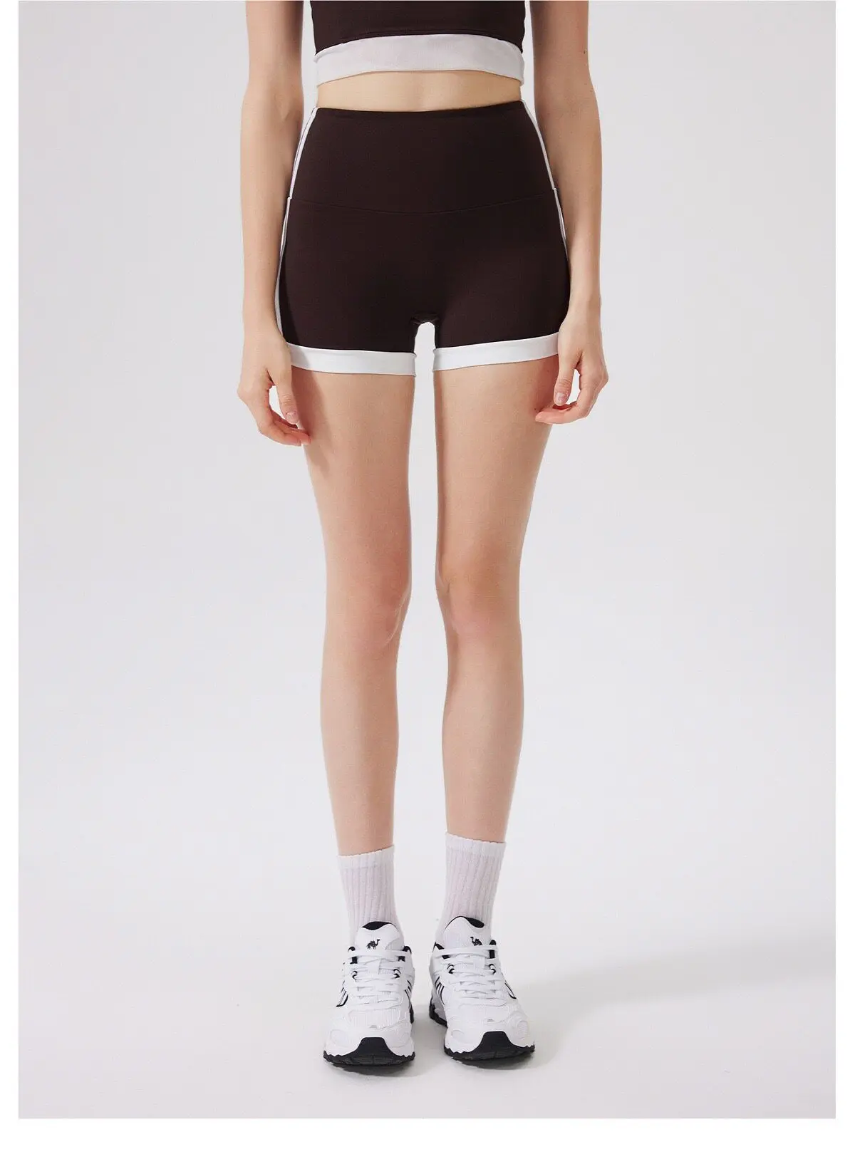 Kontrastfarbene Hochgeschnittene Pfirsichfarbene Hüftformende Hotpants Sportshorts für Damen zum Laufen, Fitness und Yoga – Detail 4