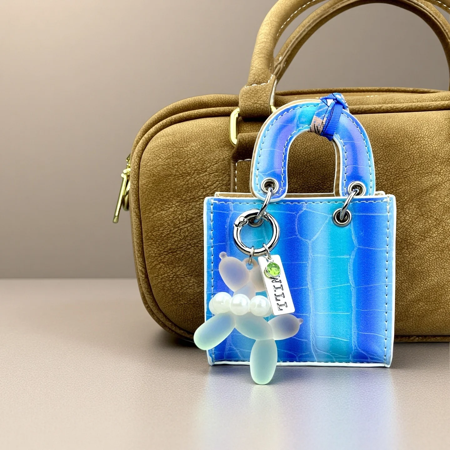 Mini PU-Leder Taschenanhänger, Regenbogenfarbene Mini-Tasche mit Farbverlauf-Ballonhund-Schlüsselanhänger-Set für Ohrhörer/Ladekabel/Geschenk – Detail 3