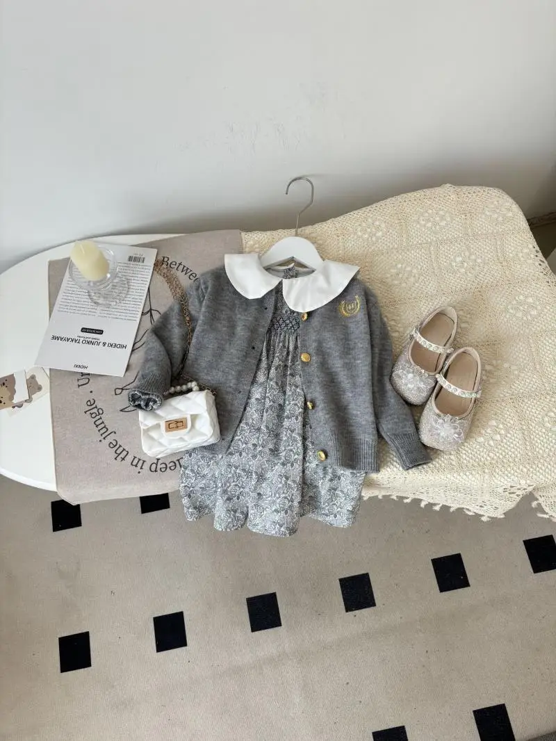 مجموعة سترة محبوكة باللون الرمادي مكونة من قطعتين من فتاة جديدة مع مجموعة تنورة الأميرة لخريف 2026 90-140 سم