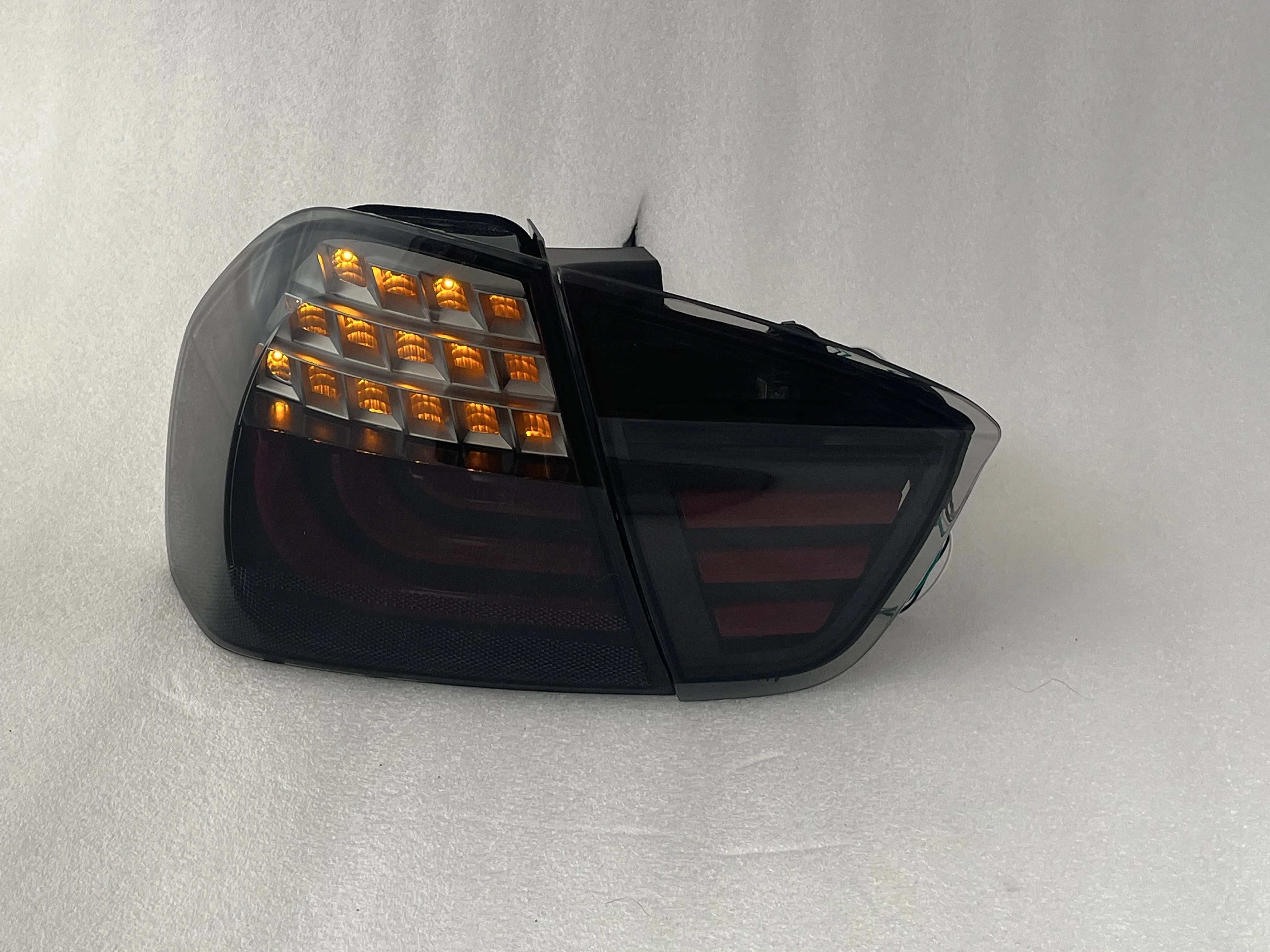 الجملة قطع غيار السيارات عالية الجودة مكونات الإضاءة الخارجية للسيارات المصابيح الخلفية لE90