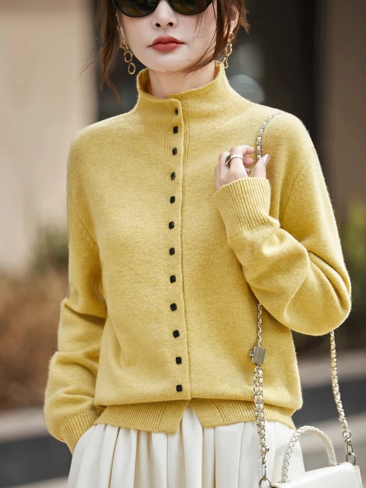 سترة محبوكة بأزرار للنساء، فضفاضة وعصرية، مناسبة للخريف والشتاء، إصدار جديد متعدد الاستخدامات، بيضاء تُظهر البشرة بلونها الطبيعي...