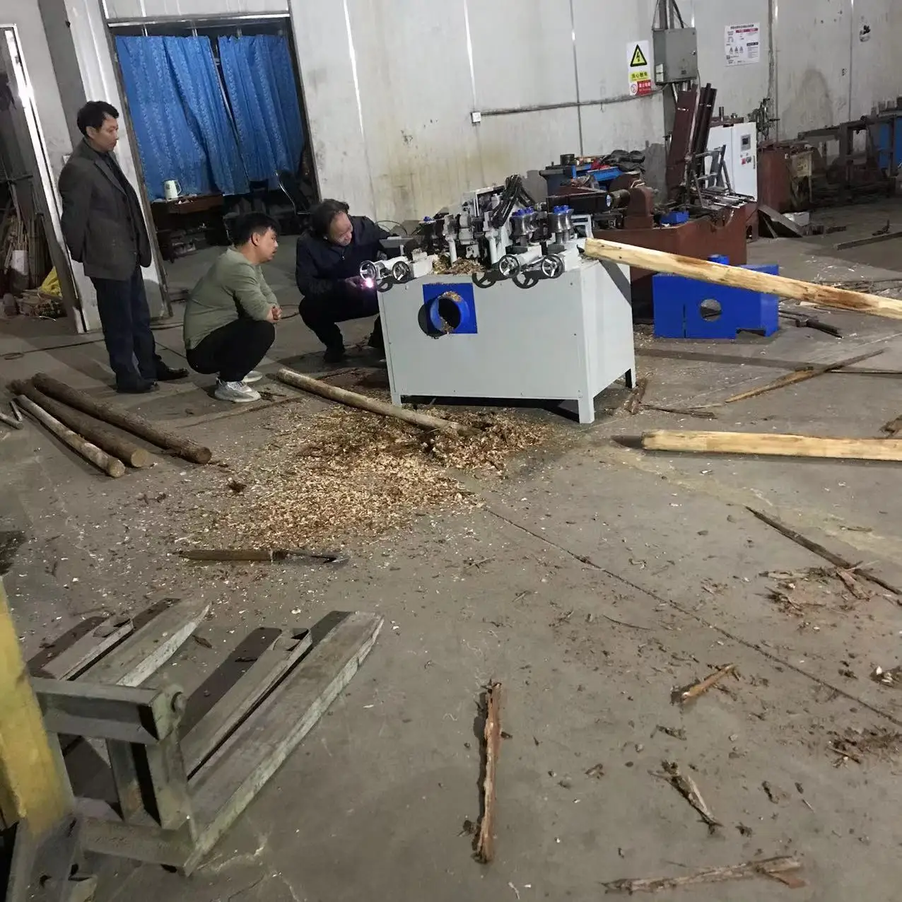 Variable-Diameter Planer For Mixed Hardwood Logs Processes Hoe And Shovel Handles Wood Processing Machine