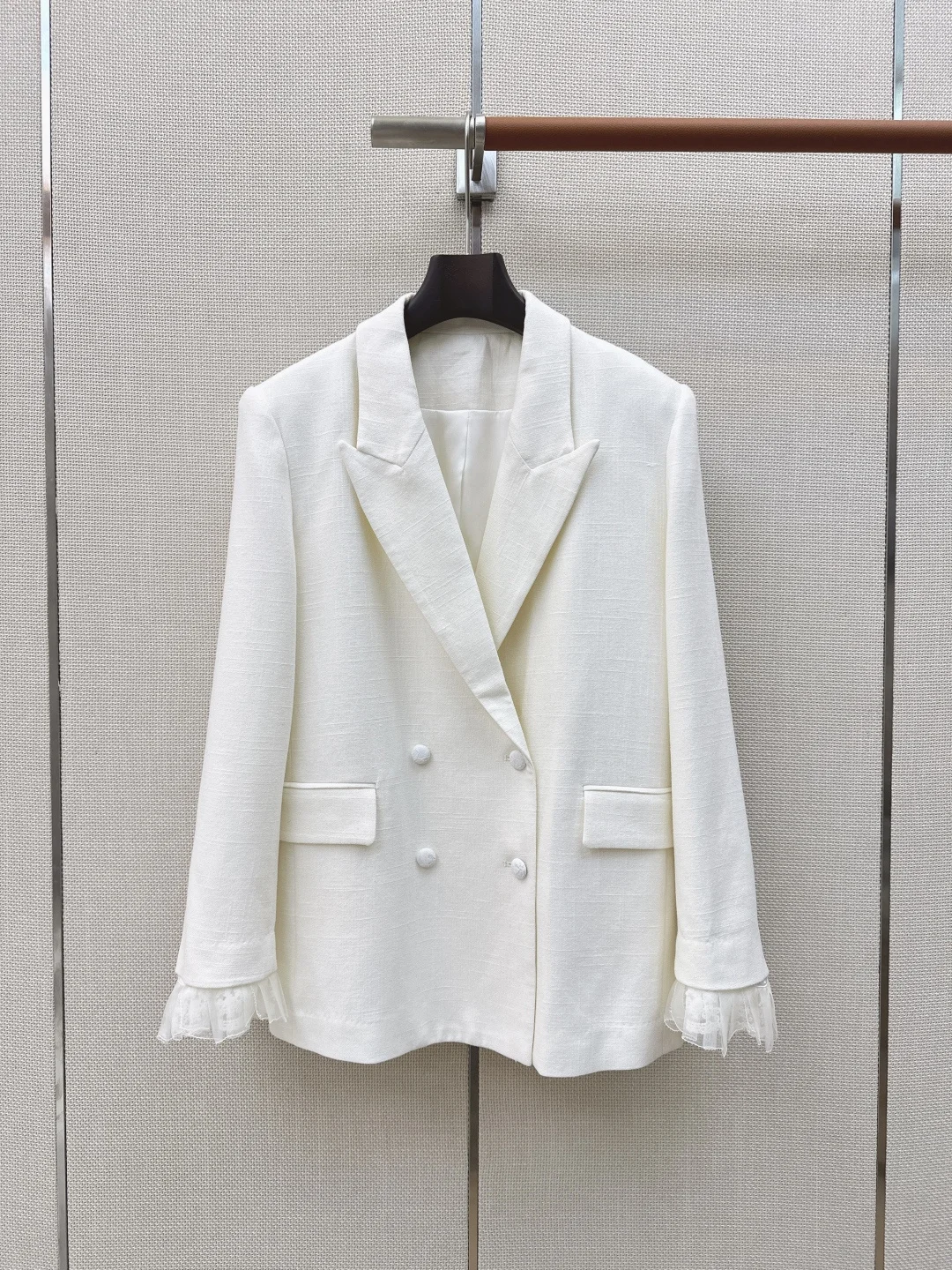 

Костюм женский: белый шикарный двубортный блейзер и юбка миди, коллекция Весна-Осень 2026, люкс, высокое качество