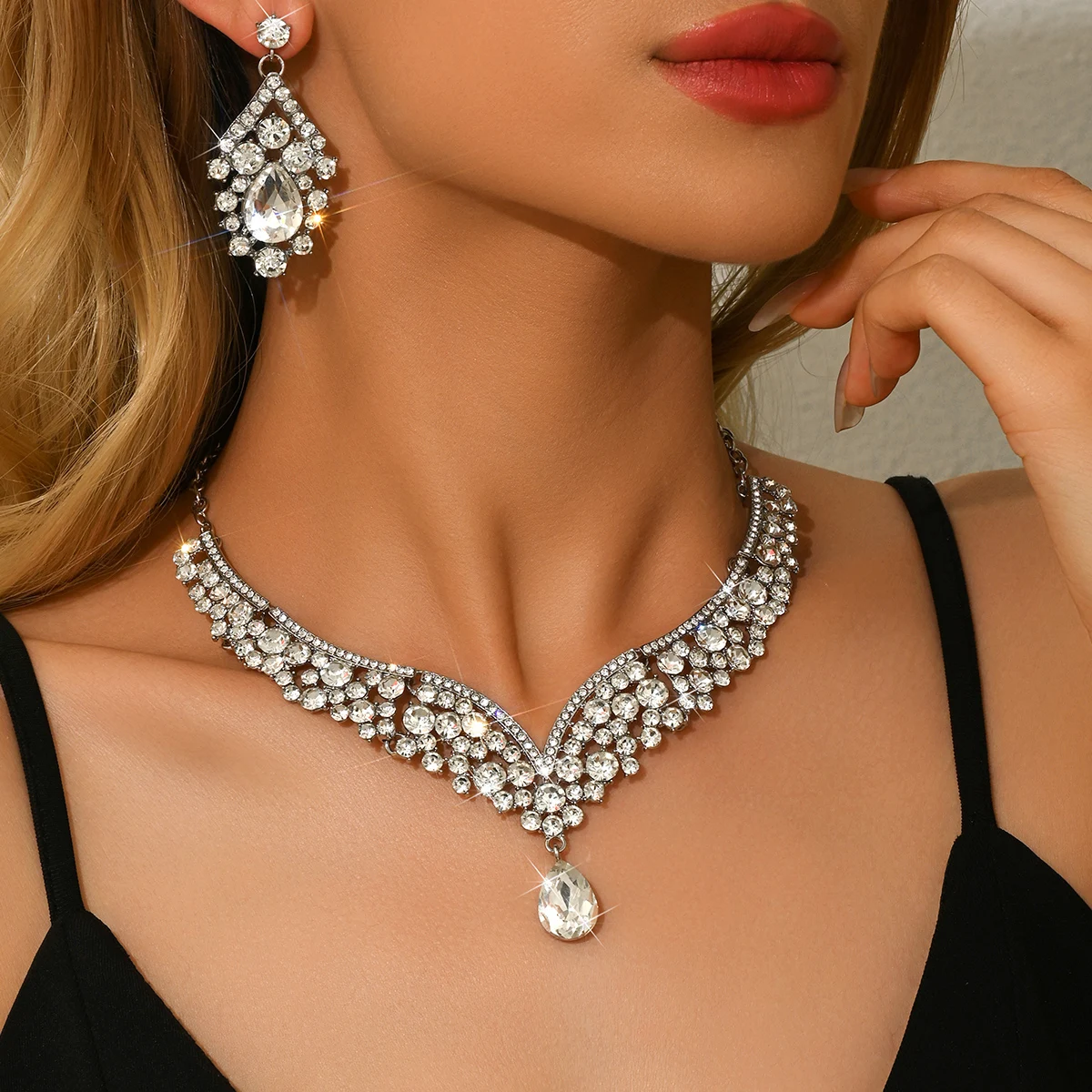 Vintage palace style V-shaped colorful treasure elegant socialite banquet temperament necklace earrings two-piece set