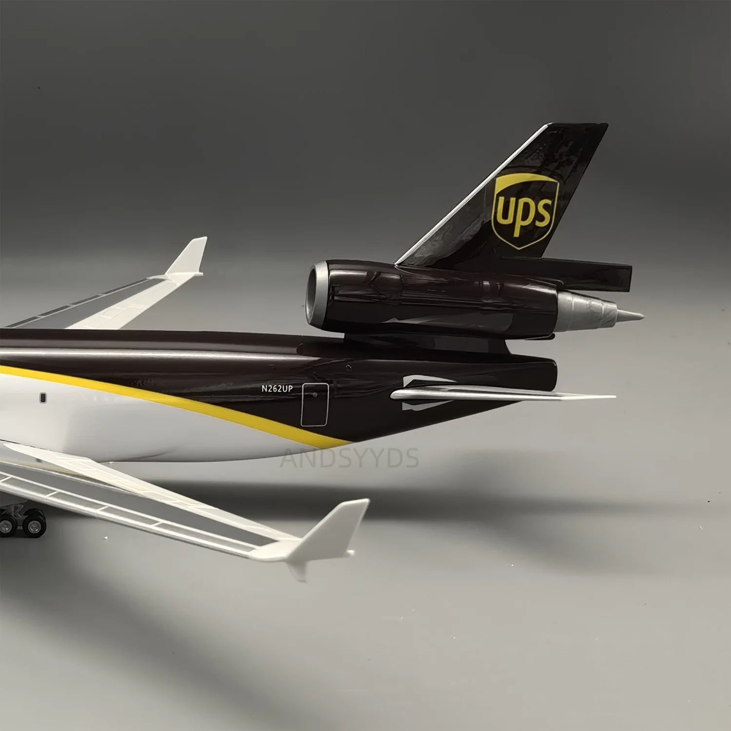 1/130 Scale MD-11 UPS Cargo Airways Diecast Resin Aircraft Model With Wheels and Base Home Collection Souvenir Airplane Ornament