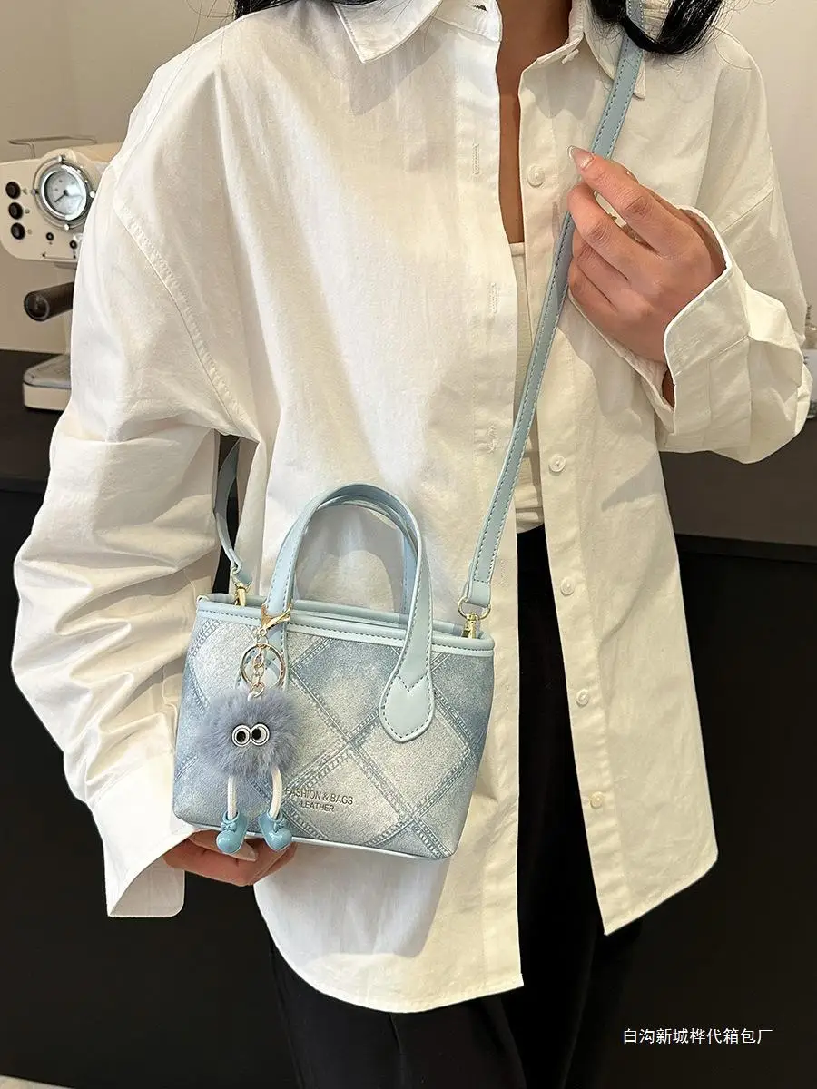 Torebka typu bucket bag na zimę 2025 - minimalistyczna damska torba na ramię, wielofunkcyjna torba do noszenia na skos i do ręki.