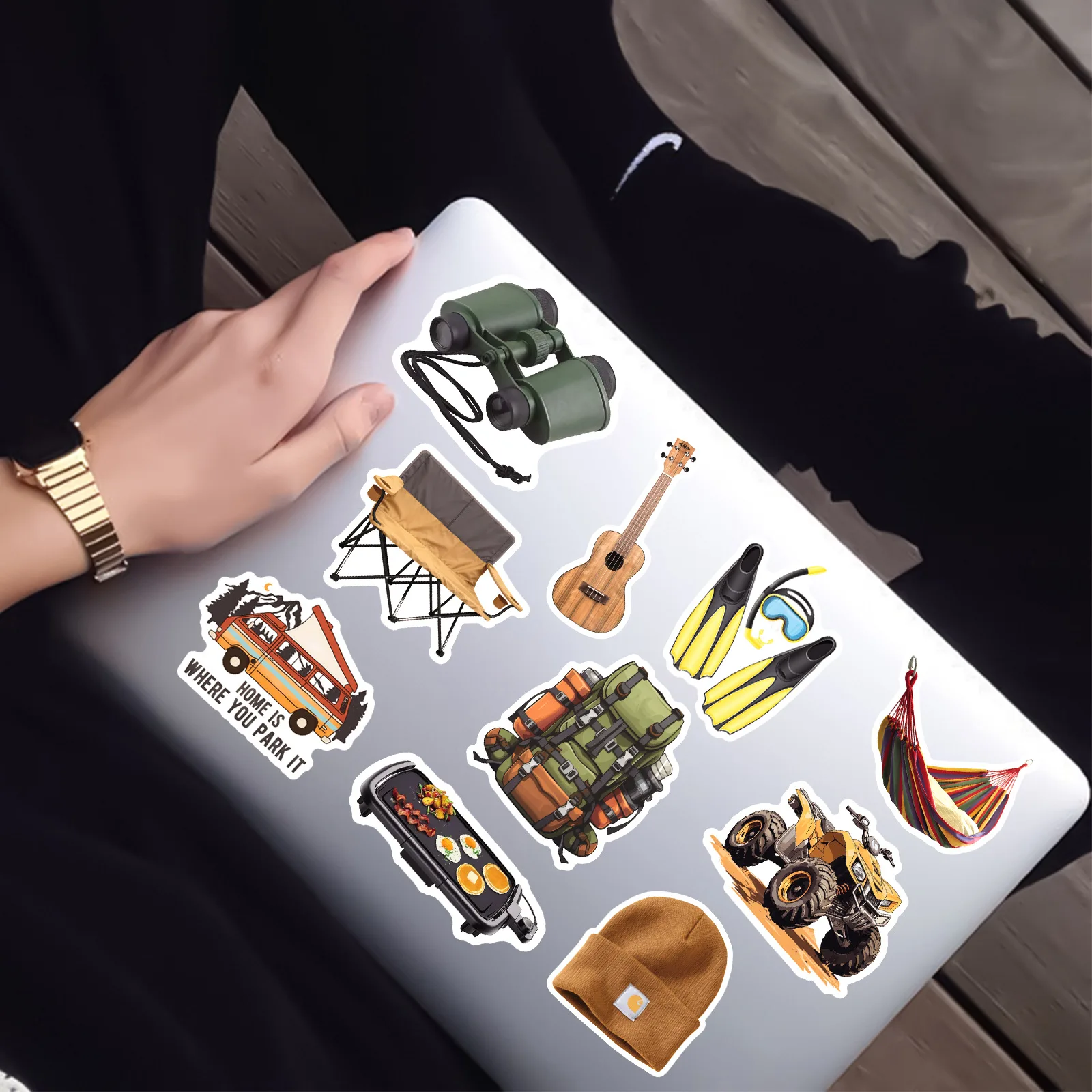 สติกเกอร์ลายกราฟฟิตี้สำหรับตั้งแคมป์กลางแจ้ง 50 ชิ้น ลายการ์ตูนสำหรับตกแต่งเต็นท์ สมุดโน้ต โทรศัพท์ กีตาร์ สเก็ตบอร์ด หมวกกันน็อค ของเล่นเด็กสุดคลาสสิก