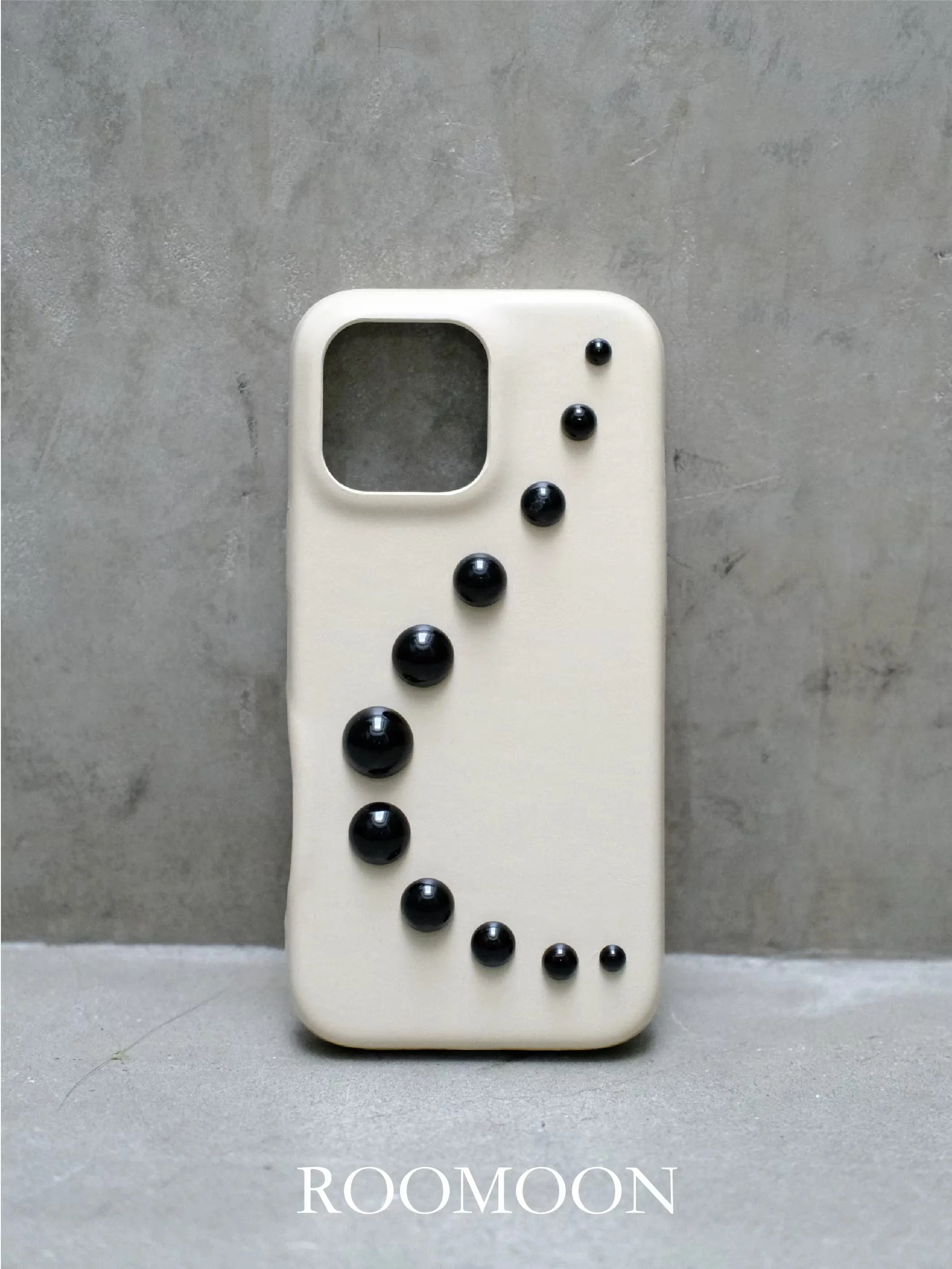 

Original artistic design phone case with hanging strap. Fully leather-embedded stone design. Suitable for Apple phones.