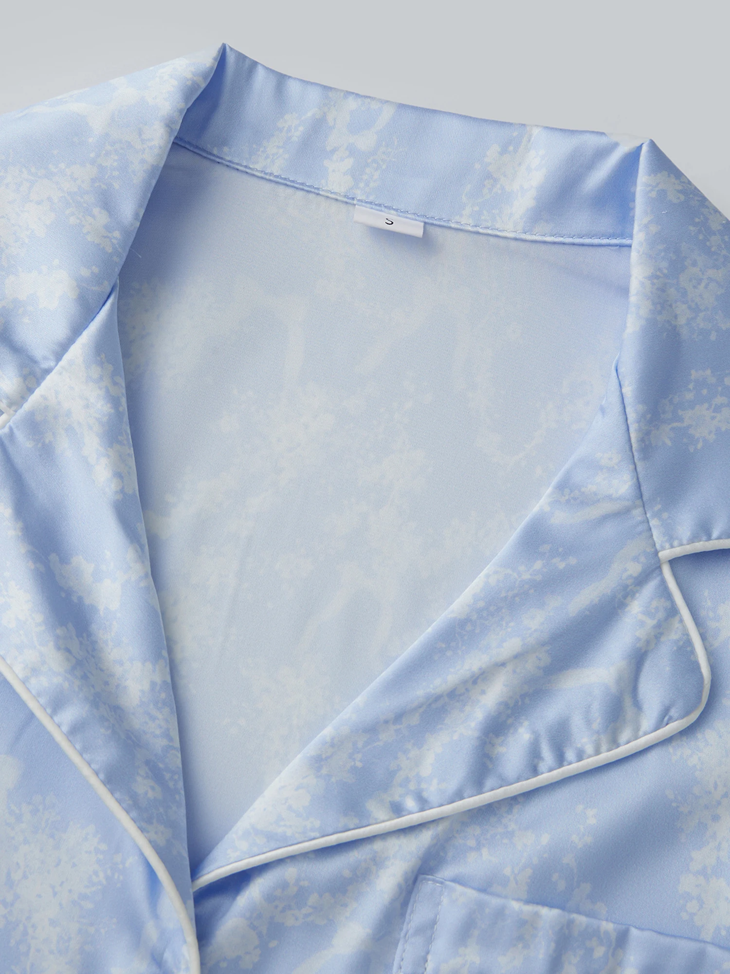 

Женский пижамный комплект из двух предметов с расклешенным топом с длинными рукавами и лацканами с V-образным вырезом и брюками с эластичной резинкой на талии и лентой с бантом