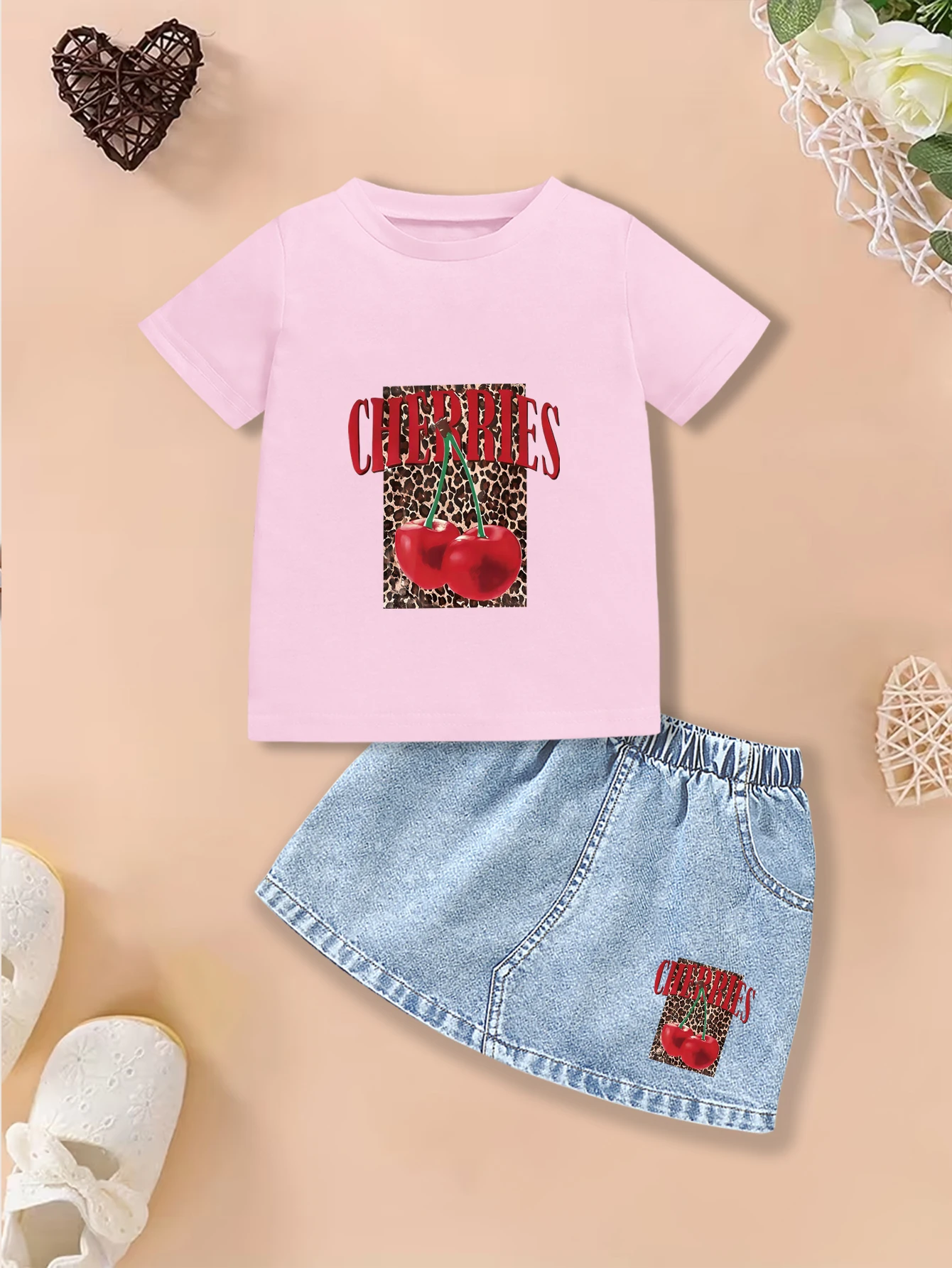 

Комплект из 2 предметов: летняя милая джинсовая юбка с короткими рукавами для девочек — принт вишни с мультяшным принтом