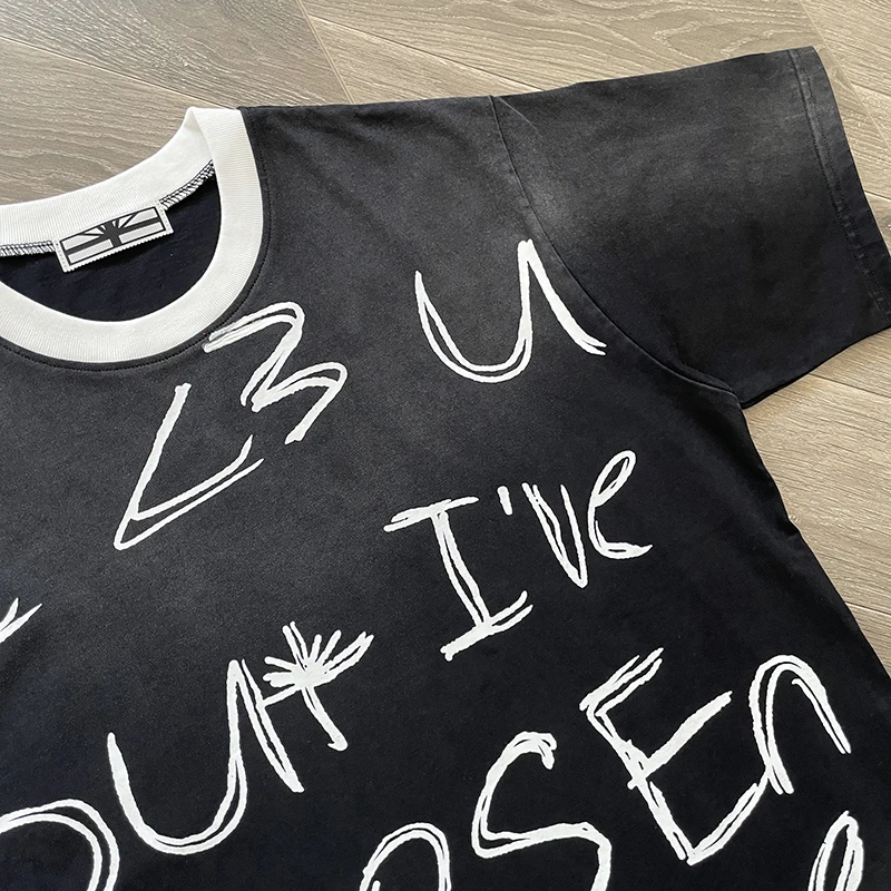 Vertabrae المختار المحملة الزيتون التباين الربط العنق عارضة قصيرة الأكمام تي شيرت