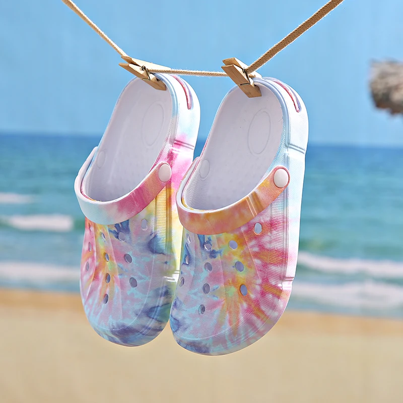 Colorful couple clogs, weaving casual daily life with bright color blocks—breathable body fits couple outfits, from park walks t
