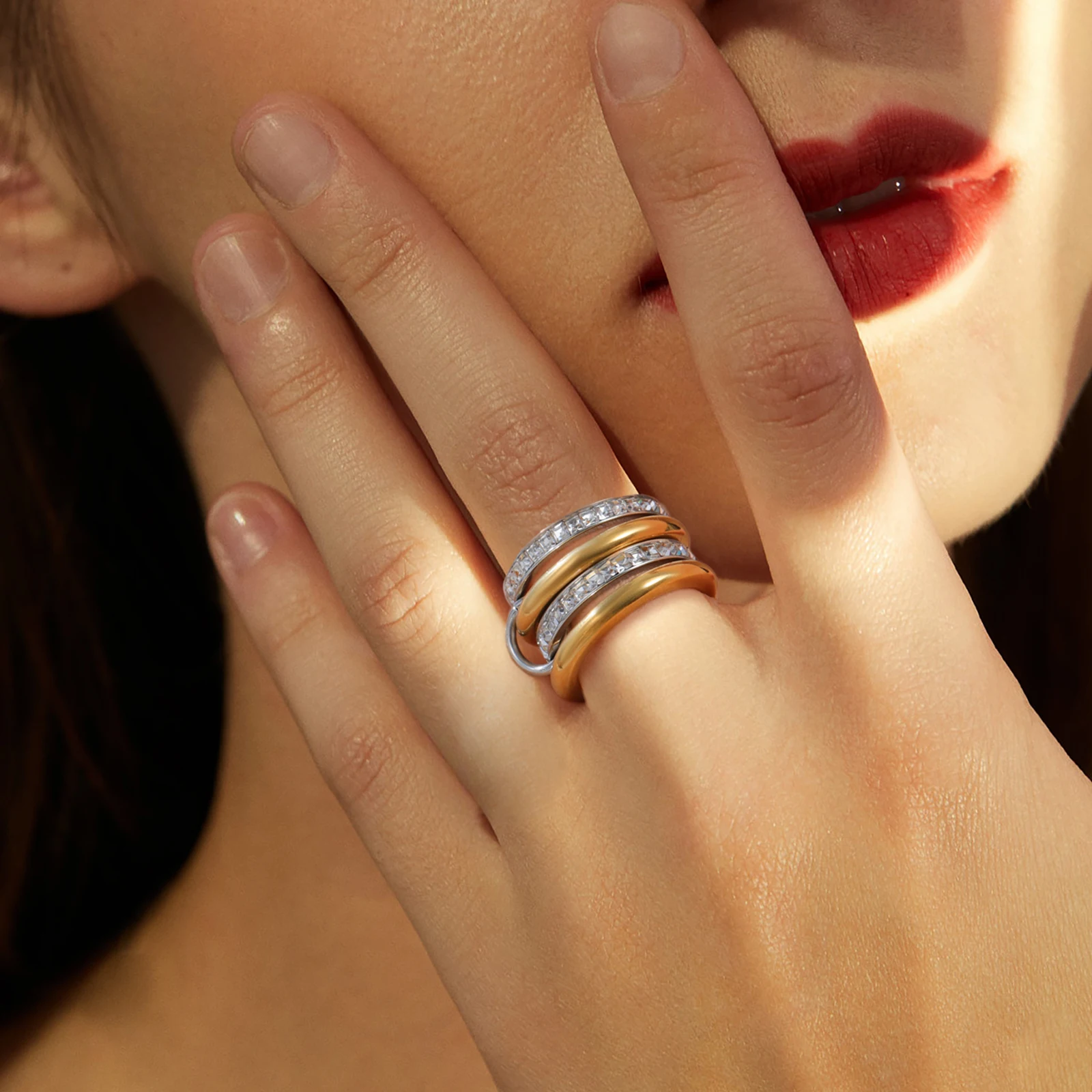 Skyrim Mehrschichtige Edelstahl-Ringe in Goldfarbe mit Zirkonia für Damen, Polierter Fingerring, Minimalistischer Modeschmuck im Großhandel