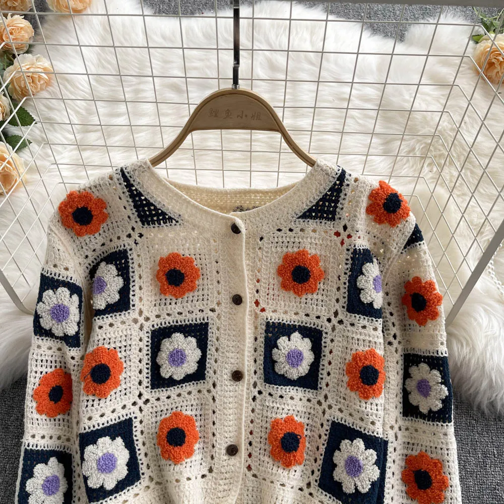 Cardigan da donna Granny Square all'uncinetto con fiori ricamati a maniche lunghe con bottoni e camicetta OpenKnit Boho Chic Retro Shrunken Cardigan