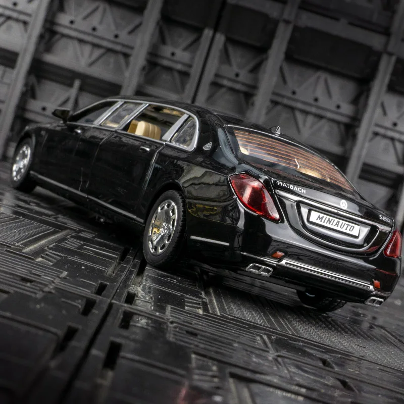1:32 Puertas de modelo de carro de liga simulada Maybach S650 e capô do motor, o porta-malas pode ser aberto tem som e iluminação