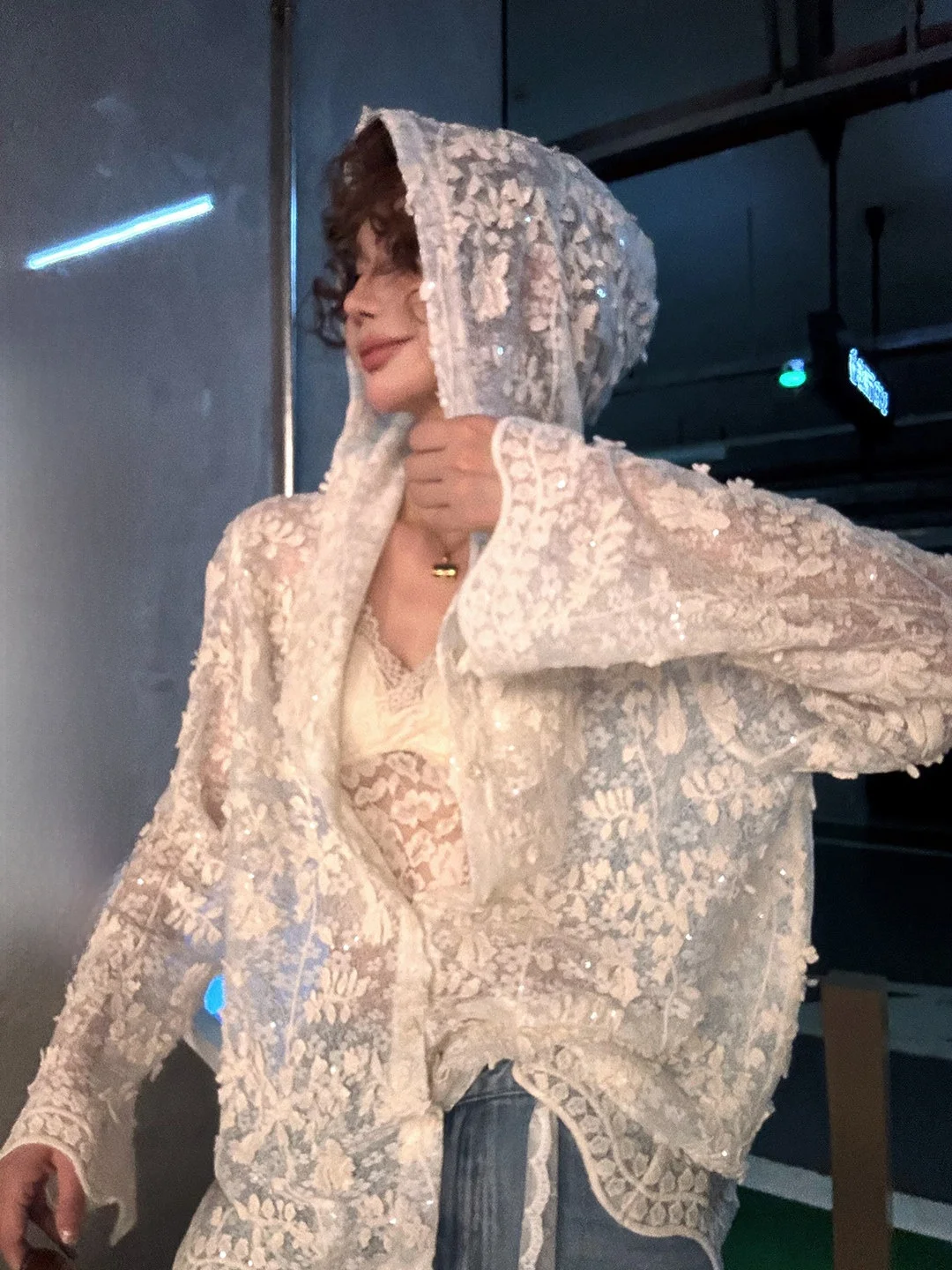 

Кардиган с кружевными вставками, свободного кроя, с длинными рукавами, легкий, с капюшоном, женский, повседневный, дышащий, из смеси хлопка и полиэстера, весна-осень