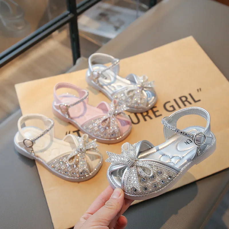 

Брендовые сандалии для девочек, новинка 2023 года, летние туфли принцессы с бантом, модная обувь с блестками для девочек, универсальная детская обувь, женские сандалии