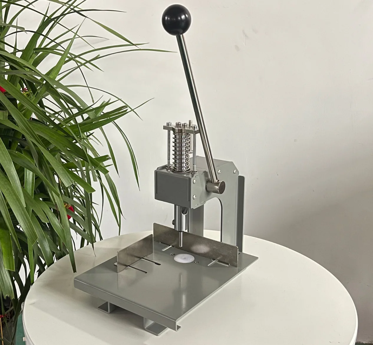 Manual punching machine, tag puncher, non-woven fabric, single hole fabric, leather pressure