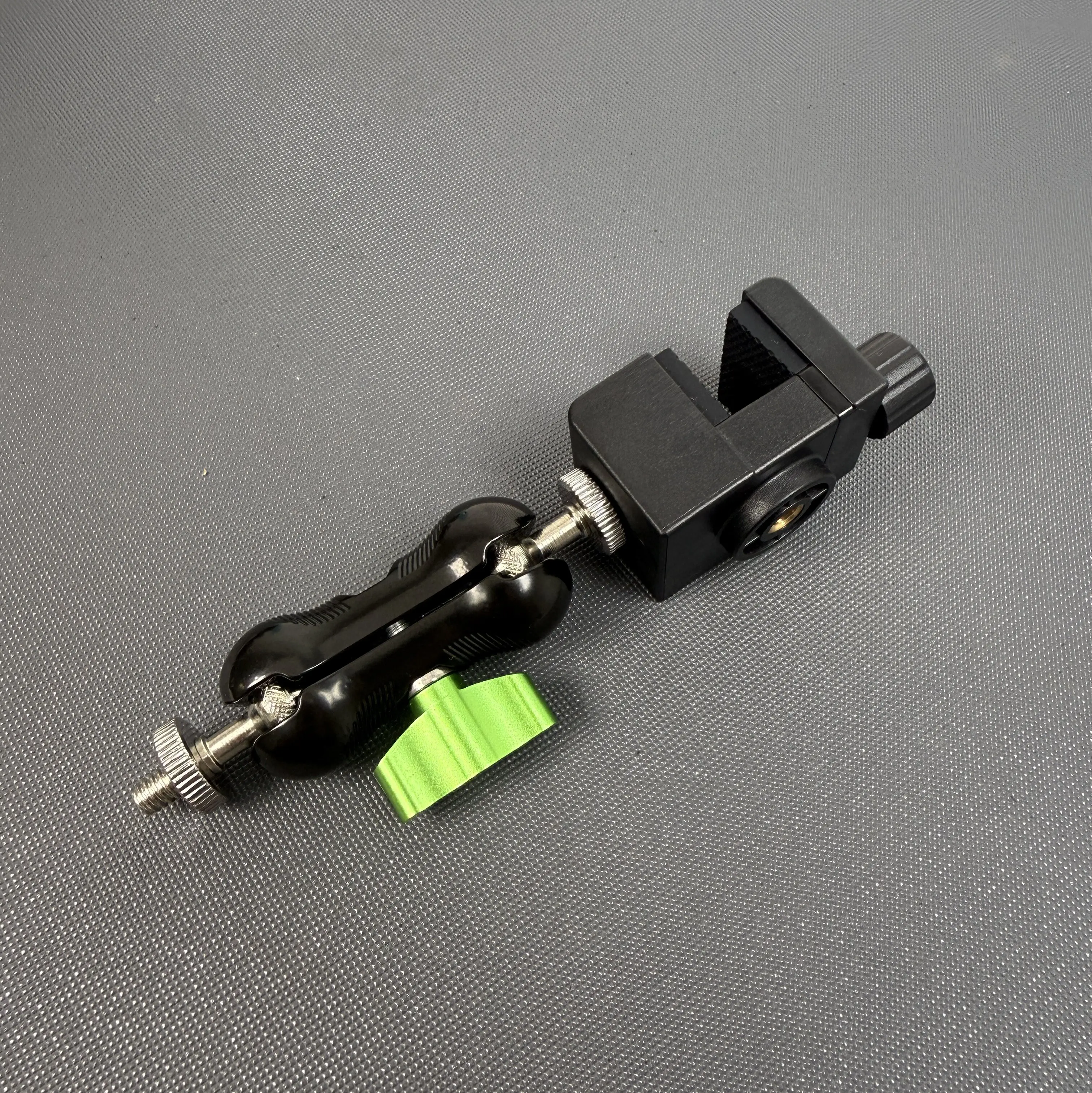 Mini Screw Elastic Metal Clip Pea Pod 1/4 Inch Desktop Bracket for Live Broadcast Photography Monitoring Sports Camera