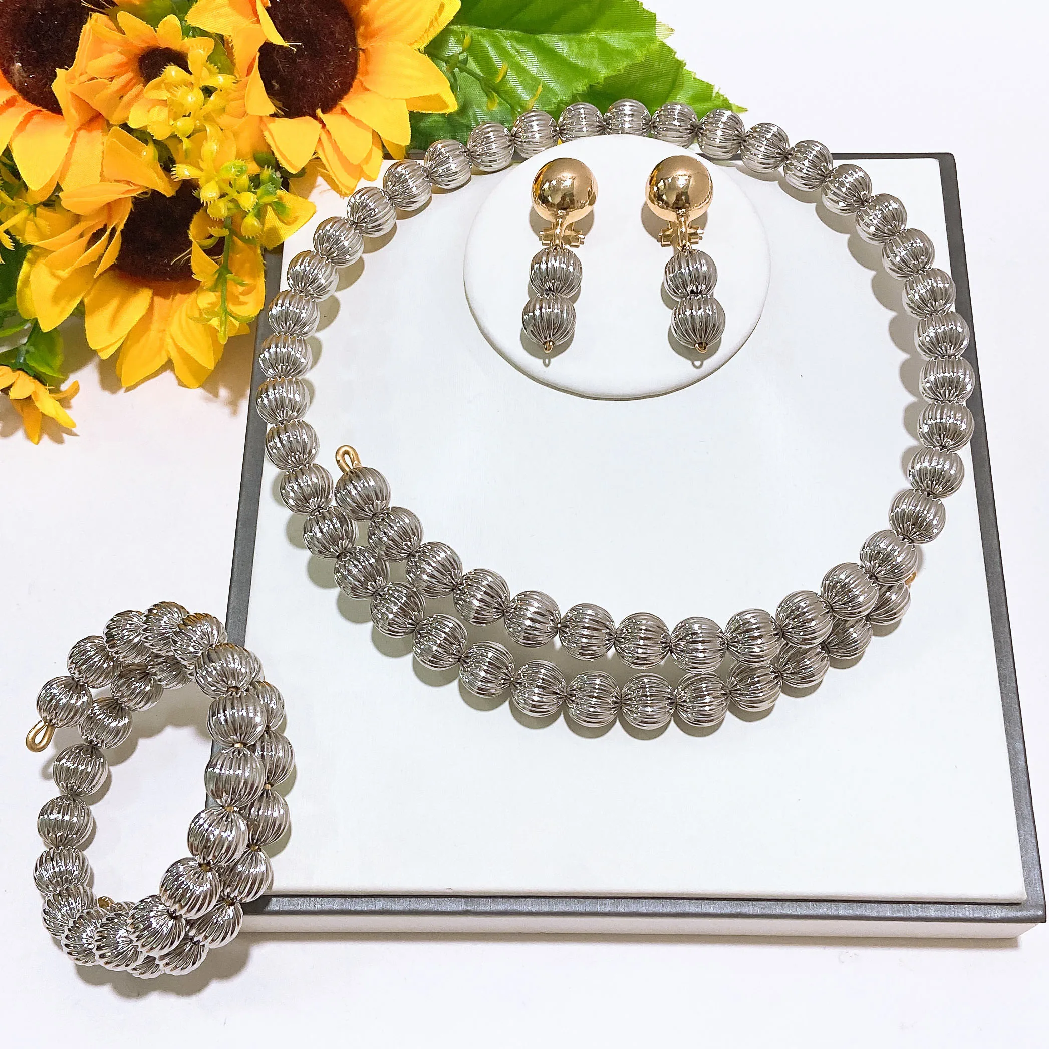 Neu eingetroffen: 24 Karat vergoldetes 3-teiliges Perlen-Schmuckset, matte Kugelkette, Armband, Ohrringe für Damen, Hochzeit, Party, Brautgeschenk, Qualität.
