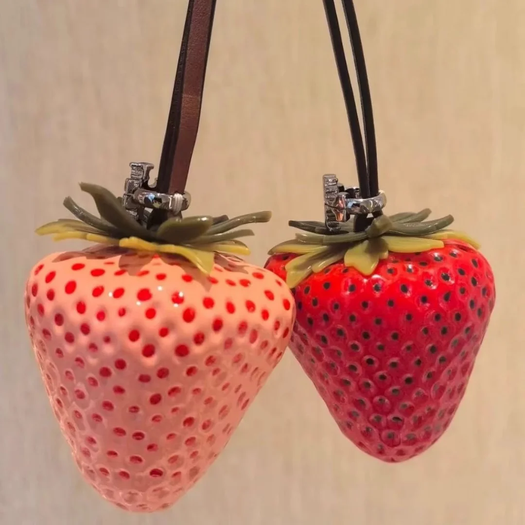 

New Cute Strawberry Bag Pendant Three-dimensional Strawberry Keychain Super Simulation Handmade Accessories High-end Female Gift