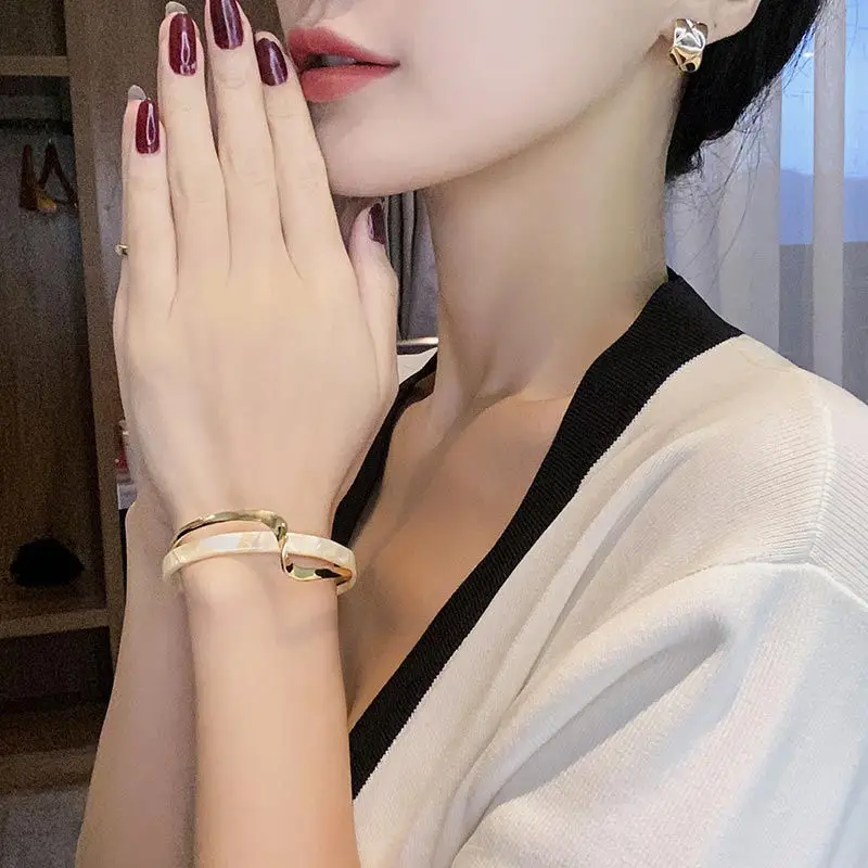 Fashionable white shell bracelet, curved metal bracelet, women's bracelet, geometric C-shaped open bracelet