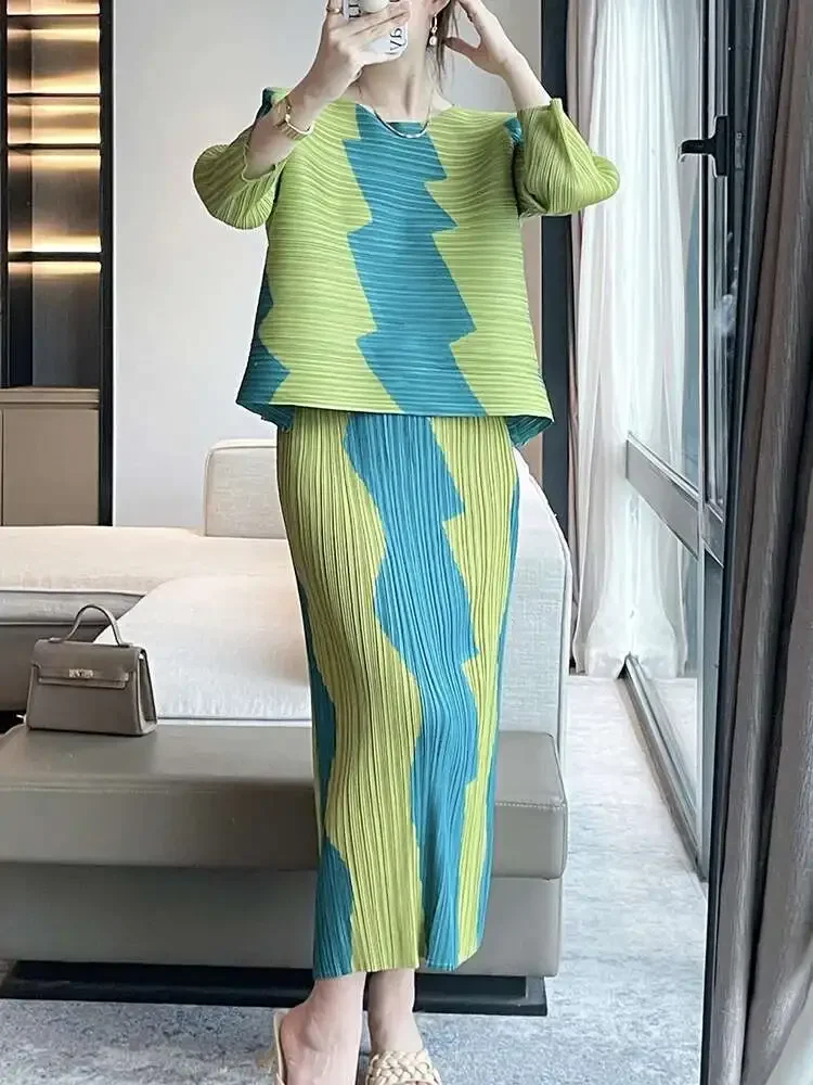 

New Summer 2025 Miyake Fashion Pleated Two-piece Women's Colour Blocking Full-sleeve Round Neck Top + Half-body Skirt Elegant