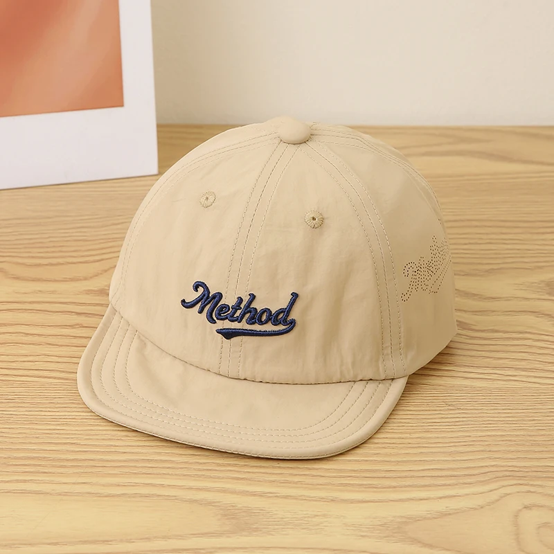 Méthode : Chapeau de baseball pour enfants en tissu souple à sec rapide, brodé au style américain, avec bord latéral respirant et mailles, casual et sportif