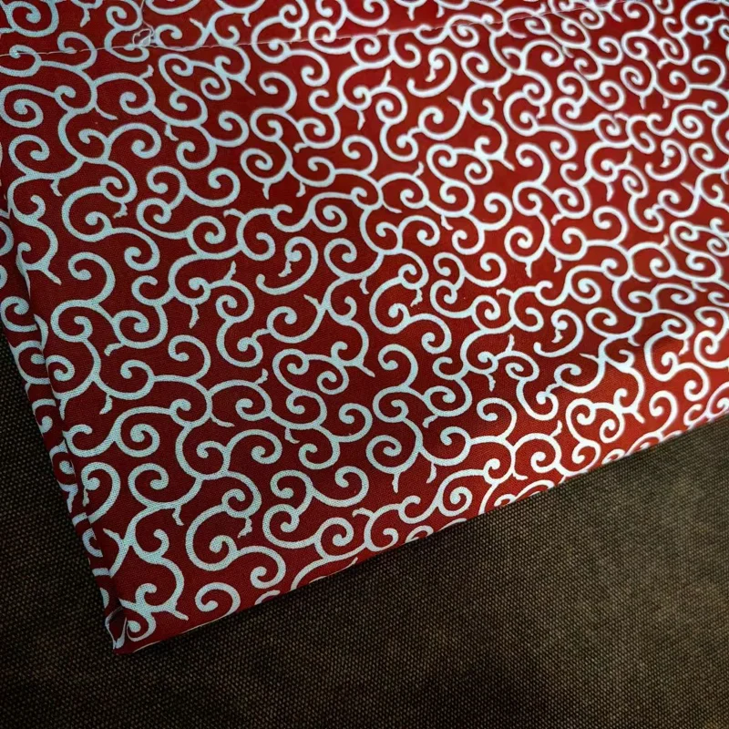 النمط الياباني نسيج القطن Karakusa Shiba Inu وشاح المواد الأحمر الأخضر الداكن أنيمي الأزياء الحرفية النسيج بالجملة