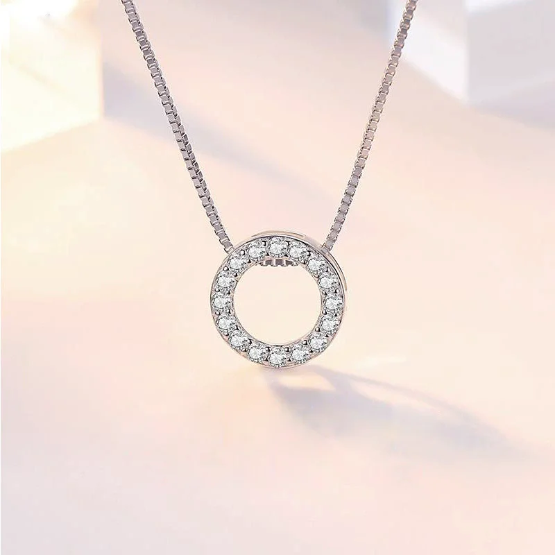 925 Sterling Silber Runde Zirkon-Anhänger-Halsketten für Damen, modischer edler Schmuck, halb mit Strasssteinen besetzte glänzende Kreis-Schlüsselbeinkette – Detail 17