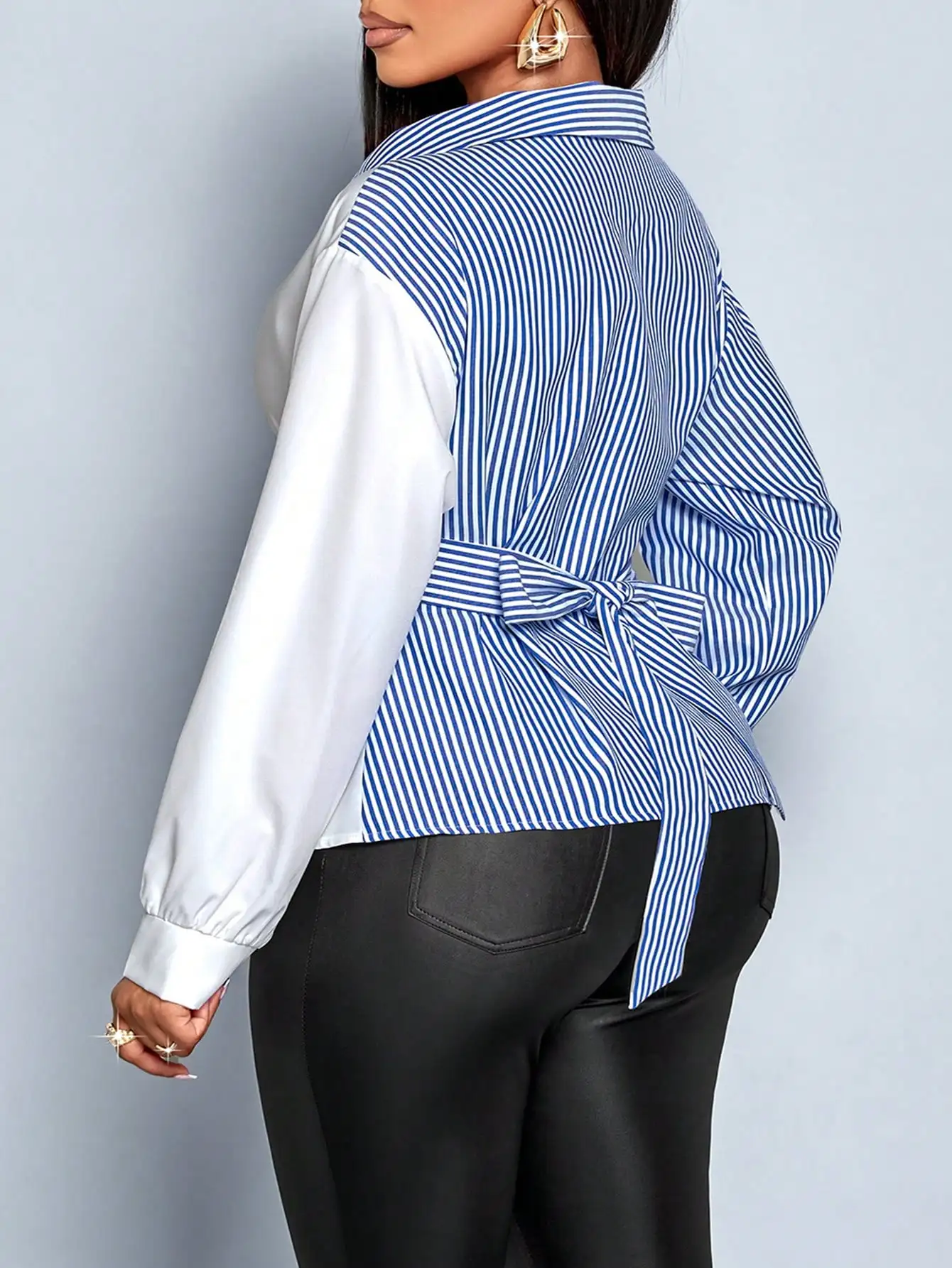 

Женская полосатая блузка с асимметричным кроем и цветовыми блоками, с длинными рукавами и застежкой на пуговицы спереди