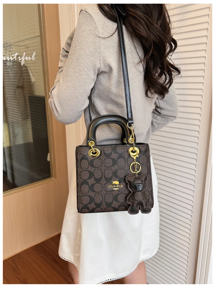 Luxuriöse Damenhandtasche im Vintage-Stil mit klassischem Monogramm, modische Designer-Tragetasche mit Bären-Anhänger für den Alltag und Verabredungen – Detail 12