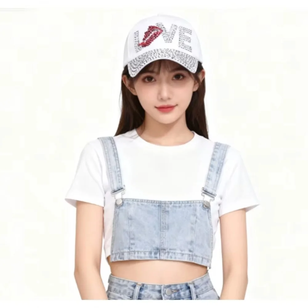 قبعة بيسبول بيضاء لعيد الحب من PESENAR مع تصميم حب من حجر الراين: متألقة ورومانسية للحب اللامع مع مظهر على شكل حرف V