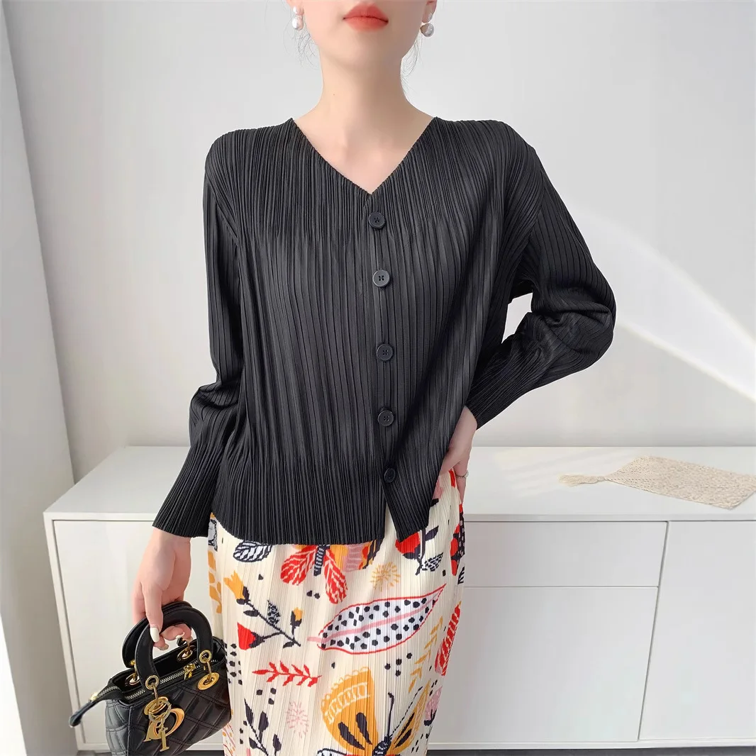 Miyake สไตล์จีบผู้หญิง 2025 ใหม่สีทึบ V คอยาวแขนยาว Single-breasted หลวมและ Elegant Sun Protection เสื้อสเวตเตอร์ถัก