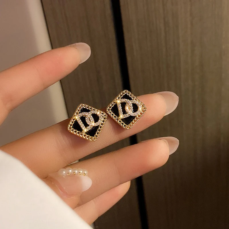 European and American personality shiny D letter asymmetric Earrings sexy party queen Earrings fashion trendsetter lady Earrings