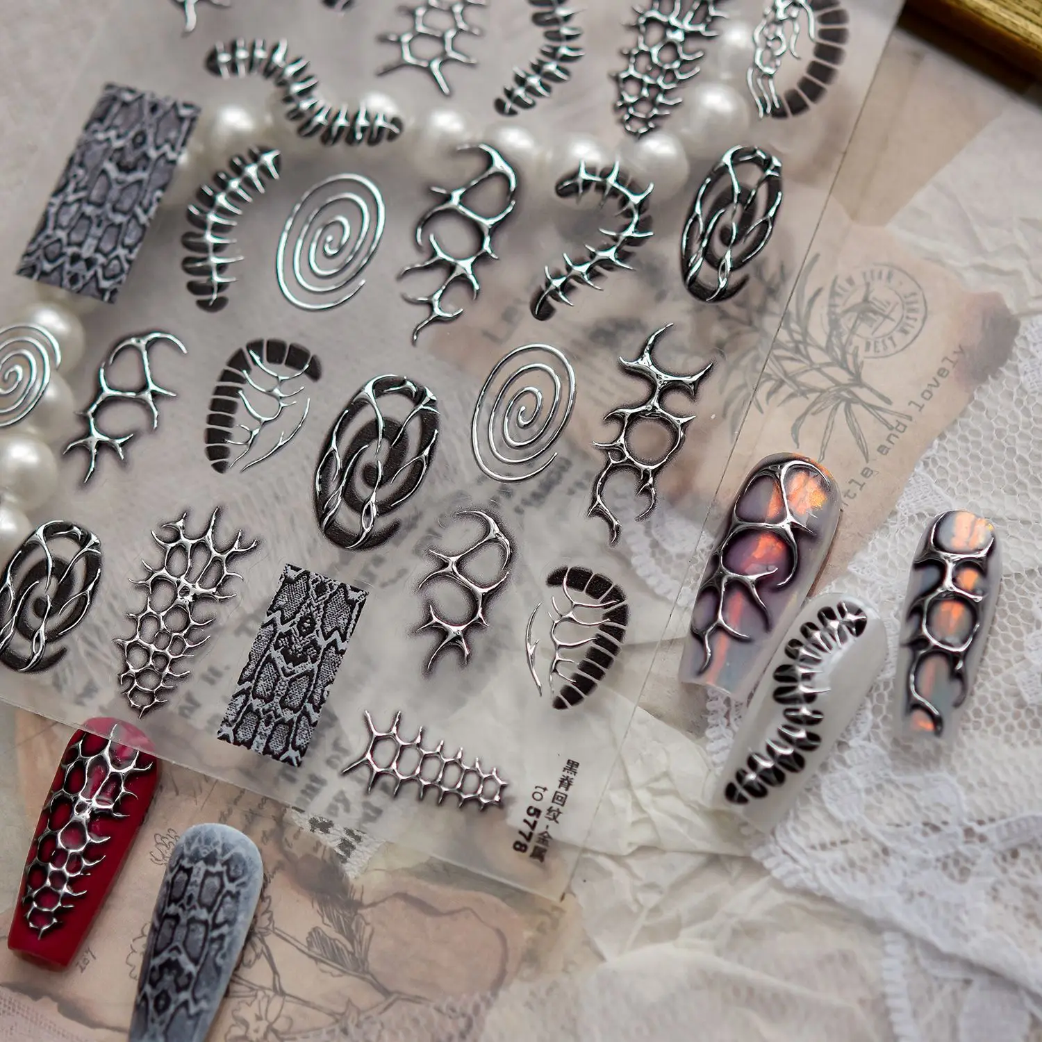 Image of Metall-Punk Coole Nagelkunst-Aufkleber Gotisches Abstraktes Knochen-Skelett-Schlangen-Spiralmuster Selbstklebende Nagelaufkleber Nageldekoration