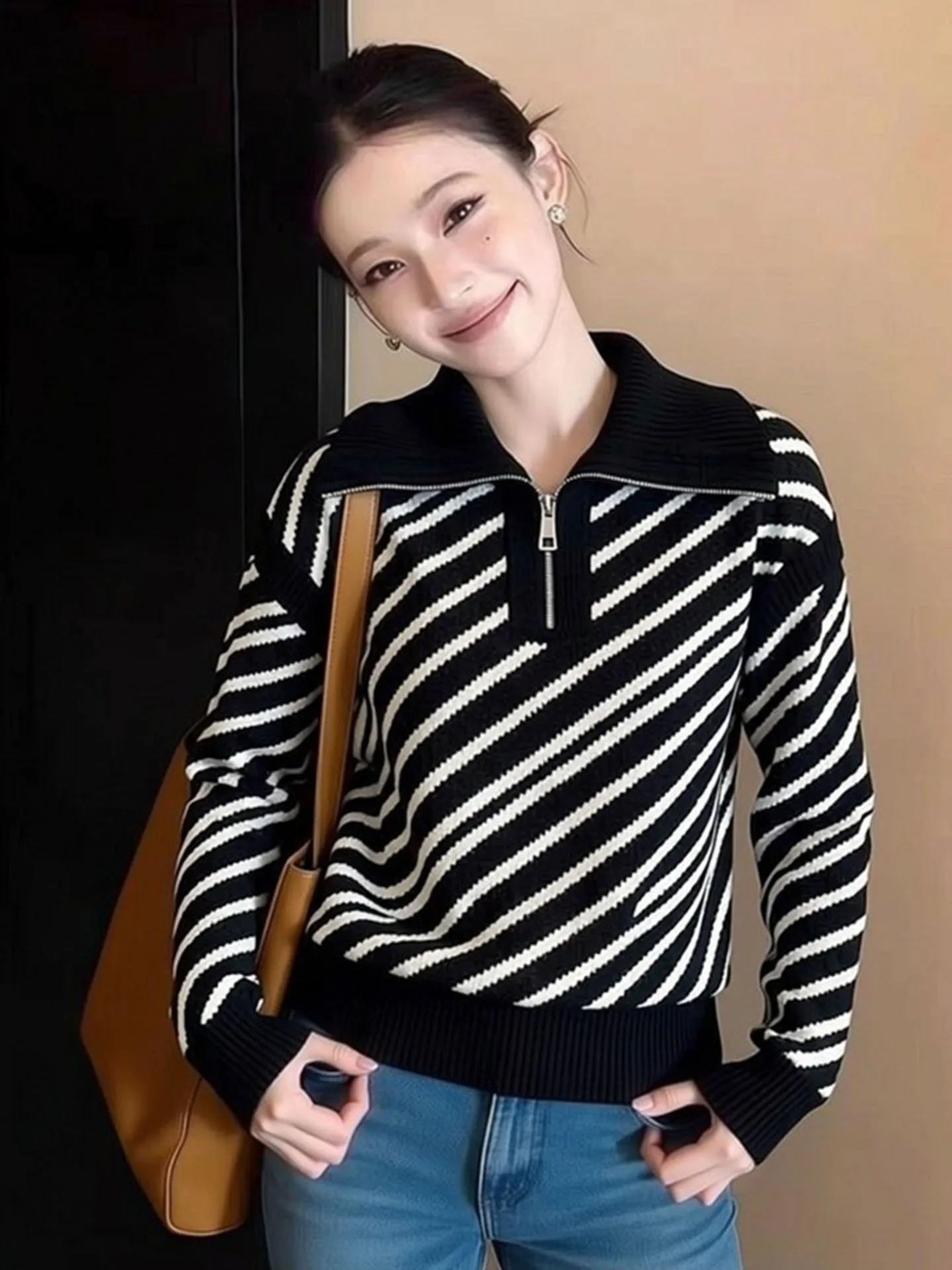 

Ele Bla White Striped Knitted Sweater Women's Faionable Large Collar Design Spring 2026 High End Beautiful Top