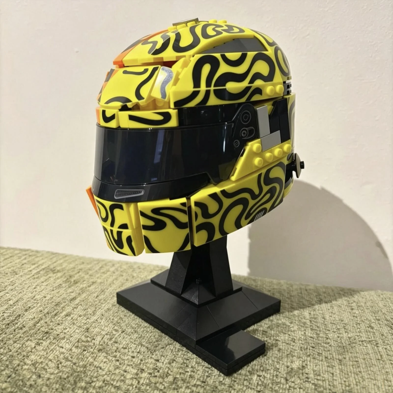 2026 New 793pcs Racing Car Racing Driver Lando Norris Helmet Yellow Building Block Puzzle Model Toys For Ornament Birthday Gifts view 3