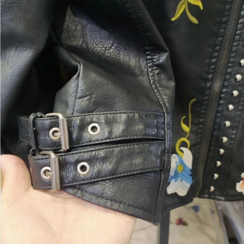 الربيع والخريف نمط جديد سترة جلدية التطريز المسامير سحابات دراجة نارية بولي PU معطف سليم وقصير مطرز التجارة الخارجية