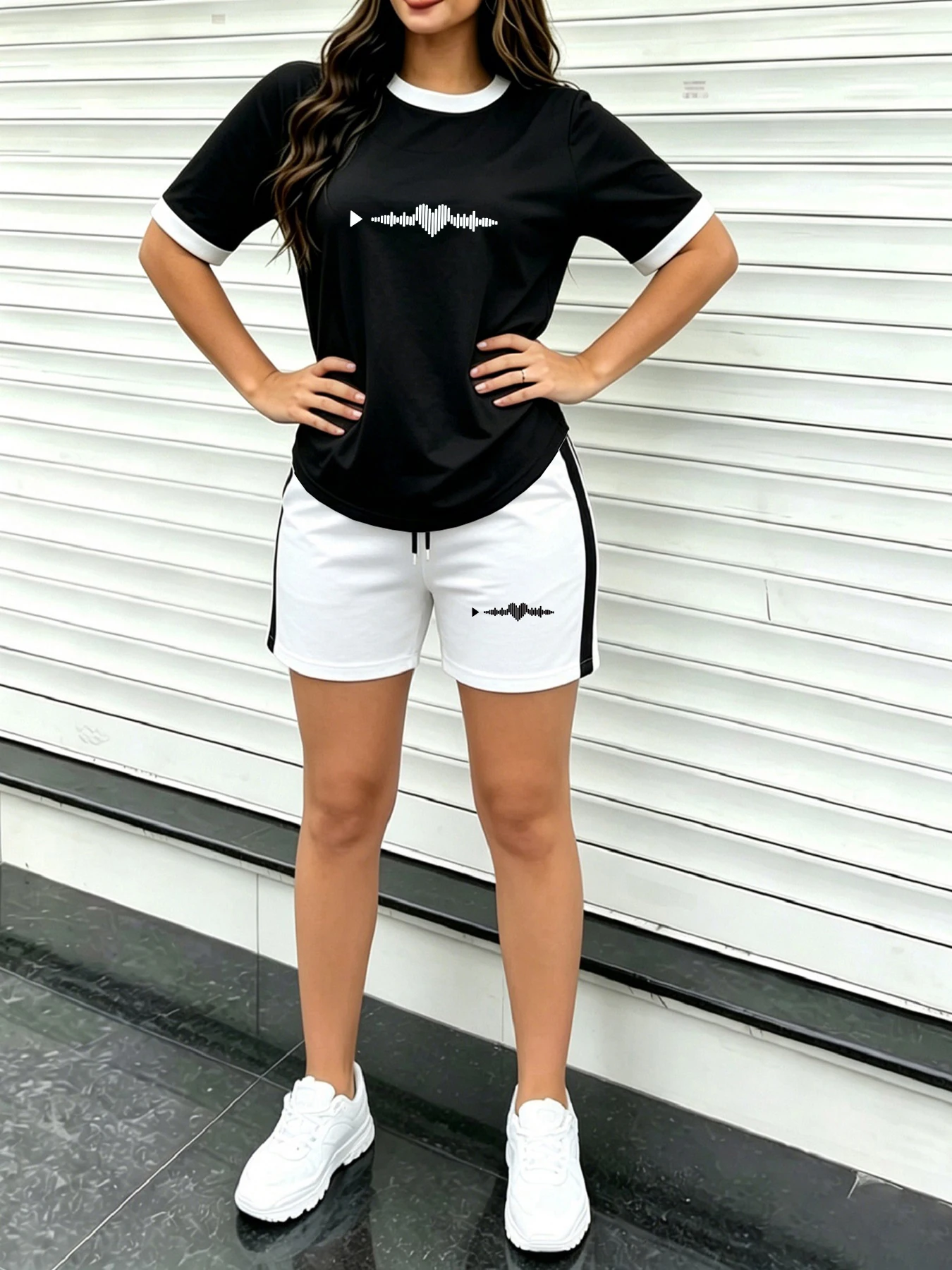 Refreshing Commuter Short-Sleeve Shorts Set for Women, Sonic Heart Line Print, Color-Blocked Round-Neck Short-Sleeve T-Shirt, Side-Striped Shorts Two-Piece Set, Loose Fit Daily Home and Outing Outfit, Complete Set for Lunch Break Outings, Summer, Everyday, Casual Women's Wear