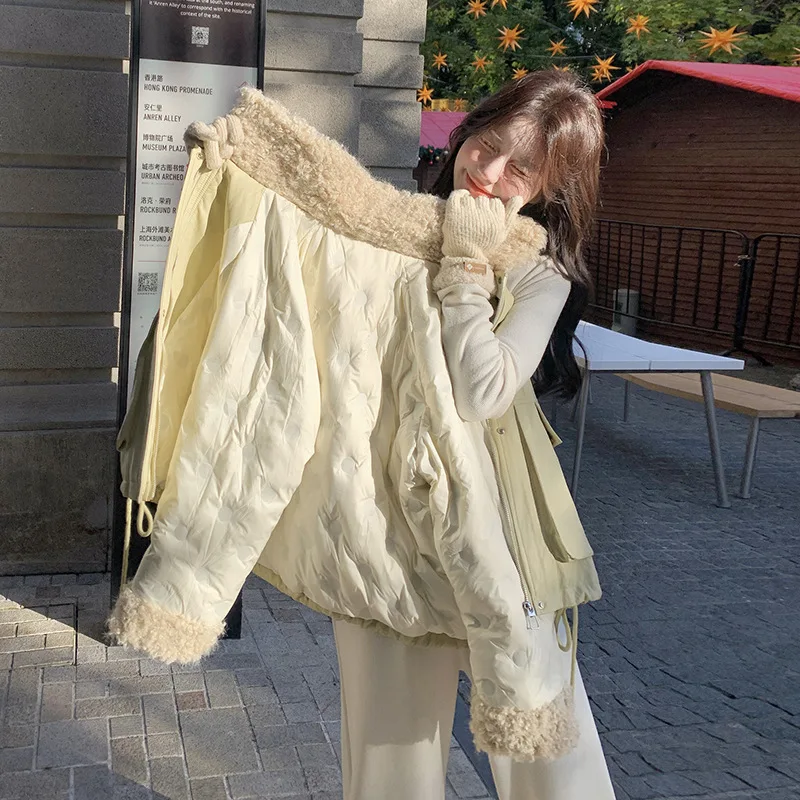 2025年冬新作デザインセンスラムウール襟付きスプライシングおしゃれダウンジャケットレディース厚手甘めカジュアル万能コート