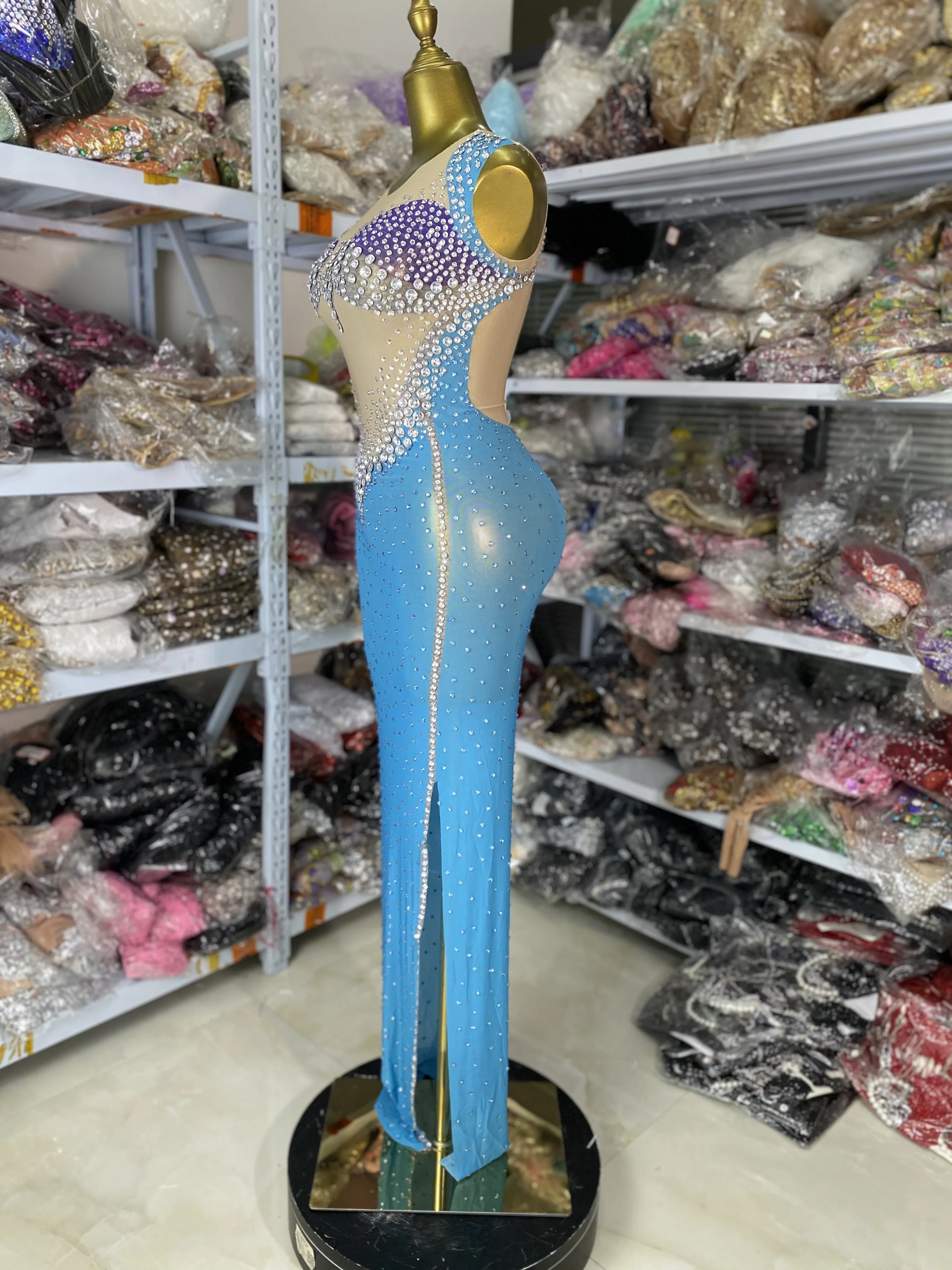 女性の高級ブルーシースルーラインストーンメッシュドレスセクシーな誕生日滑走路セレブイブニングパーティーウエディングドレス歌手のステージ衣装