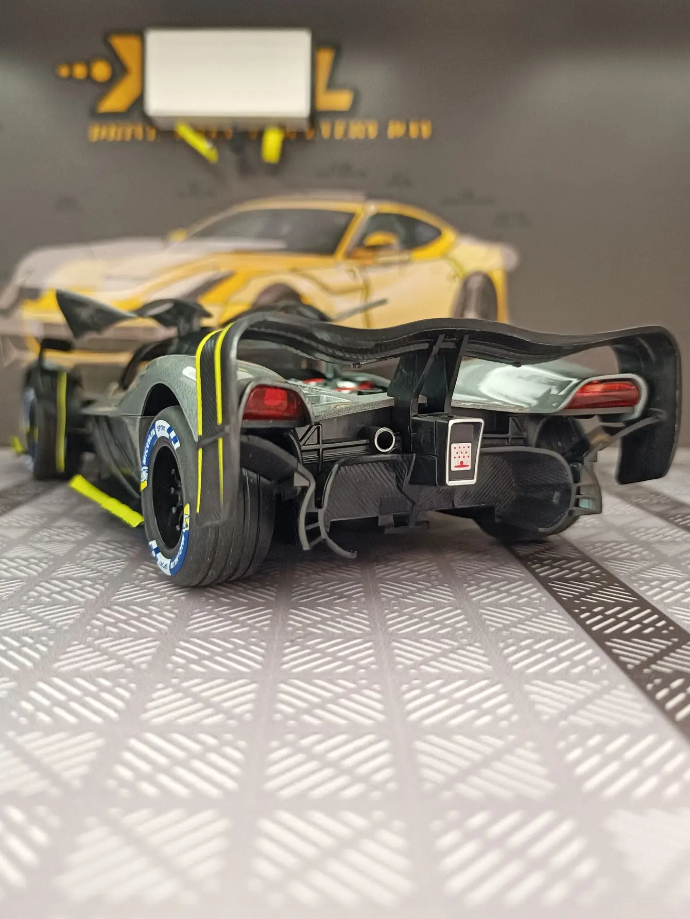 1:24 Martin Valkyrie Legering Automodel Ornament Supercar Geluid en licht Kinderspeelgoeddeur kan openen
