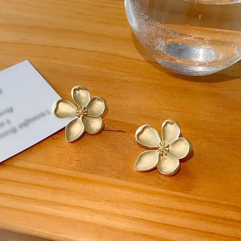 2024 Gold Color Matte Texture Metal Flower Retro Earrings for Women Girls Personalized Fashionable Party Jewelry Birthday Gifts