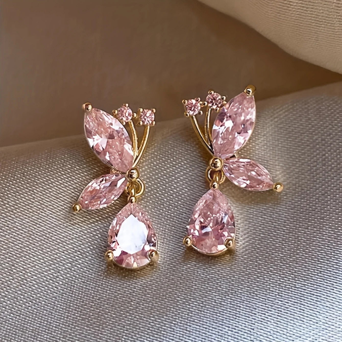 Un par de elegantes, exquisitos y de alta gama pendientes con forma de lazo, incrustados con cristal artificial, ideales para que las mujeres los usen en el día a día y para citas (caja de regalo no incluida)