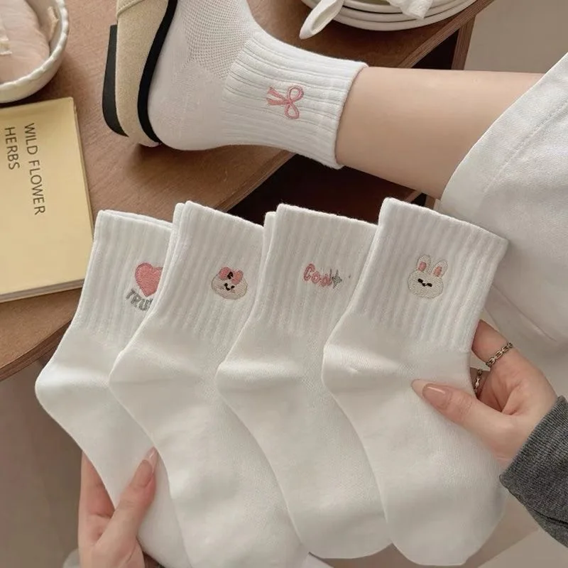 5 pares de calcetines bonitos de estilo coreano para niñas, calcetines de tubo medio con bordado de dibujos animados rosas transpirables de primavera, calcetines blancos con agarre para mujer 2025