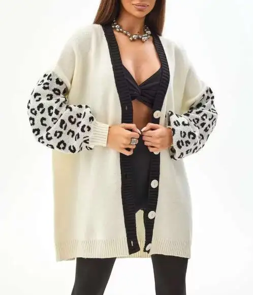 Kardigan damski dzianinowy o luźnym kroju, z żakardowym wzorem w panterkę, dekoltem w serek, średniej długości, idealny do pracy, kolekcja Jesień 2025.