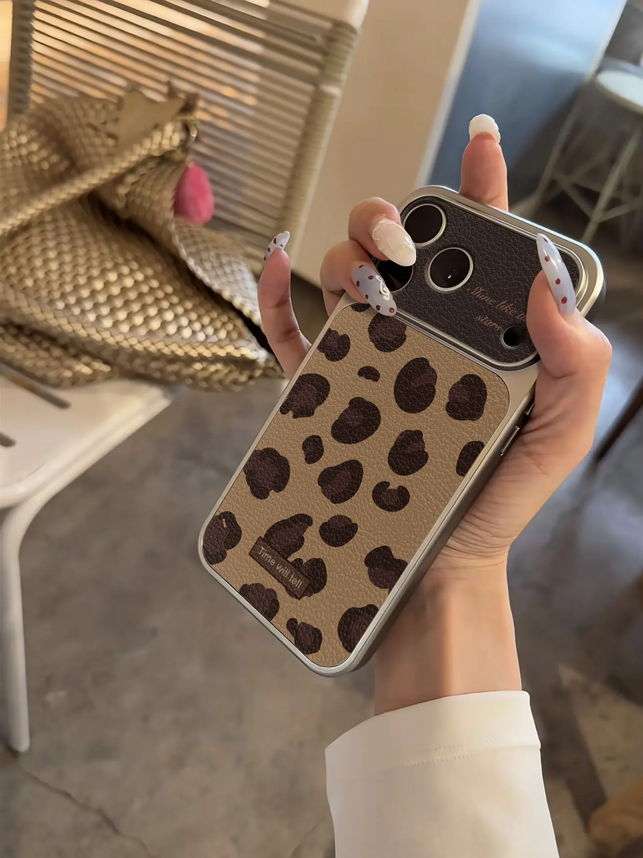 Luxuriöse, rosa gestreifte Handyhülle für iPhone 13 14 15 16 17 Pro Max 17Pro, stoßfeste Hülle mit Lederbezug und Beschichtung. – Detail 5